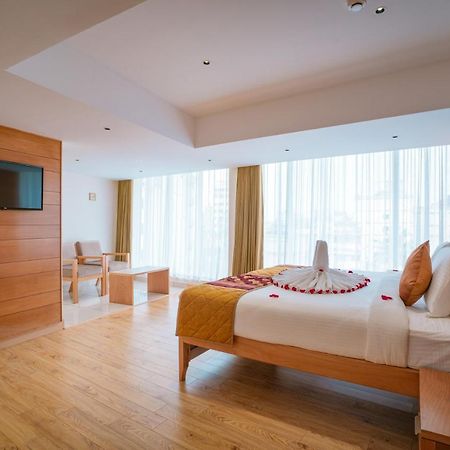 Townbridge Hotels & Suites Kochi Zewnętrze zdjęcie
