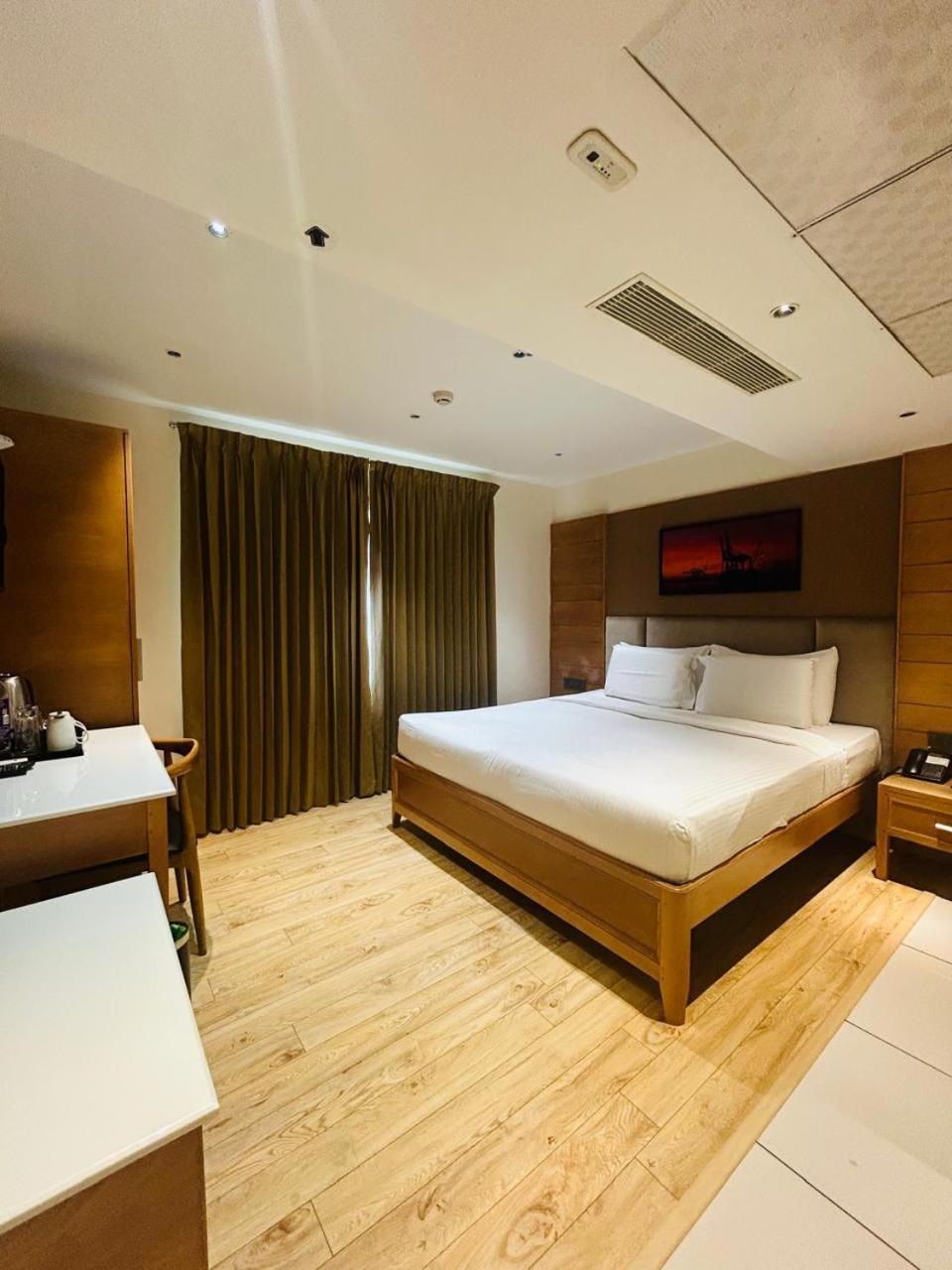 Townbridge Hotels & Suites Kochi Zewnętrze zdjęcie